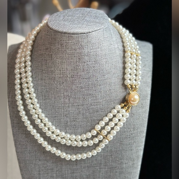 SALE!!!!  EUC! Vintage 3 Strand Fashion Pearl Necklace - Picture 4 of 9